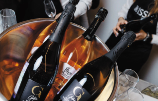 Issi Spirits — официальный винный партнер открытия выставки в MMOMA